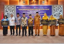 Mendikdasmen Serahkan Bantuan Revitalisasi Sekolah di Batam