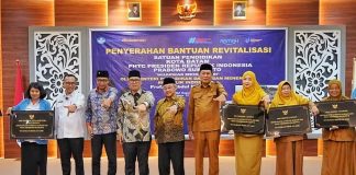 Mendikdasmen Serahkan Bantuan Revitalisasi Sekolah di Batam