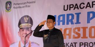 Pimpin Upacara Hardiknas 2026, Gubernur Ansar Tegaskan Komitmen Pendidikan Bermutu