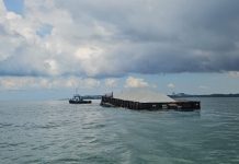 Tongkang Bermuatan Batu Granit Terbalik di Perairan Batu Ampar