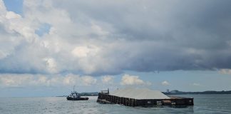 Tongkang Bermuatan Batu Granit Terbalik di Perairan Batu Ampar