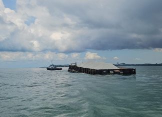 Tongkang Bermuatan Batu Granit Terbalik di Perairan Batu Ampar