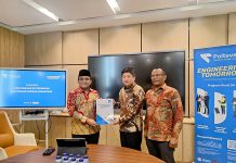 Kepala LLDIKTI XVII Serahkan SK Poltevara Ke Yayasan Puri Global Sukses