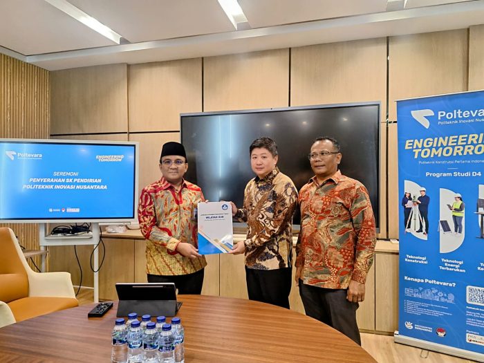 Kepala LLDIKTI XVII Serahkan SK Poltevara Ke Yayasan Puri Global Sukses