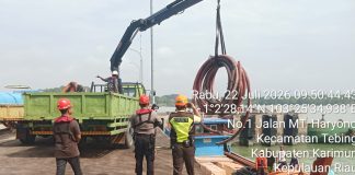 Petugas Berjibaku di Lapangan, PLN Karimun Lakukan Penormalan Listrik Secara Bertahap