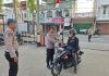 Polsek Meral Bagi-bagi Bendera Merah Putih Gratis ke Warga