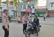 Polsek Meral Bagi-bagi Bendera Merah Putih Gratis ke Warga