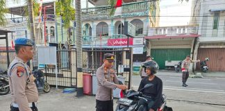 Polsek Meral Bagi-bagi Bendera Merah Putih Gratis ke Warga