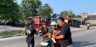 Tebar Semangat Merah Putih, IWO Karimun Bagikan Ratusan Bendera IWO Karimun