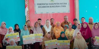 Cen Sui Lan Serahkan Bansos untuk Lansia di Bunguran Utara bansos untuk lansia
