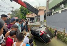 Mobil Suzuki Ertiga Terseret Arus Banjir hingga Masuk Parit di Bengkong