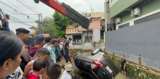 Mobil Suzuki Ertiga Terseret Arus Banjir hingga Masuk Parit di Bengkong