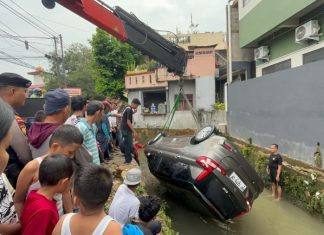 Mobil Suzuki Ertiga Terseret Arus Banjir hingga Masuk Parit di Bengkong