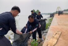 Green Action, PLTU Karimun Gelar Bersih-bersih Kawasan Pantai Jembatan Sanur