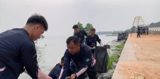 Green Action, PLTU Karimun Gelar Bersih-bersih Kawasan Pantai Jembatan Sanur