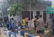 Blackout Batam Berimbas Air Ngadat, Warga Rela Masuk Waduk hingga Antre di Masjid untuk Dapat Air Bersih