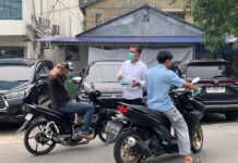 Peduli Kesehatan Warga Akibat Asap Karhutla, Anggota DPRD Muhammad Firdaus Bagi Masker Gratis