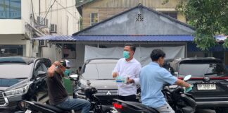 Peduli Kesehatan Warga Akibat Asap Karhutla, Anggota DPRD Muhammad Firdaus Bagi Masker Gratis