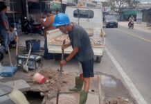Respons Cepat, Perumda Tirta Mulia Karimun Lakukan Perbaikan Pipa JDU di Area Meral