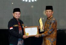 Amsakar Raih Penghargaan Wali Kota Pendukung Zakat Terbaik