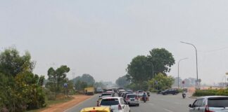 Masyarakat Khawatir Listrik Padam Lagi, Antrean SPBU Mengular Sejak Pagi antrean SPBU