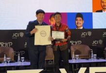 Billy Mambrasar Terima TOYP Indonesia, Dedikasikan Penghargaan untuk Anak Papua TOYP Indonesia