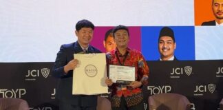 Billy Mambrasar Terima TOYP Indonesia, Dedikasikan Penghargaan untuk Anak Papua TOYP Indonesia