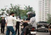 Udara Batam Tak Sehat, Li Claudia Bagikan Masker di Bundaran BP
