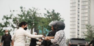 Udara Batam Tak Sehat, Li Claudia Bagikan Masker di Bundaran BP